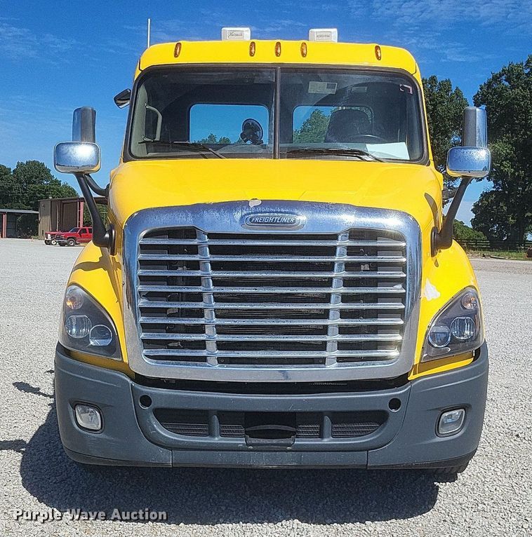 image for item DR4849 2017 Freightliner  Cascadia 113 semi truck