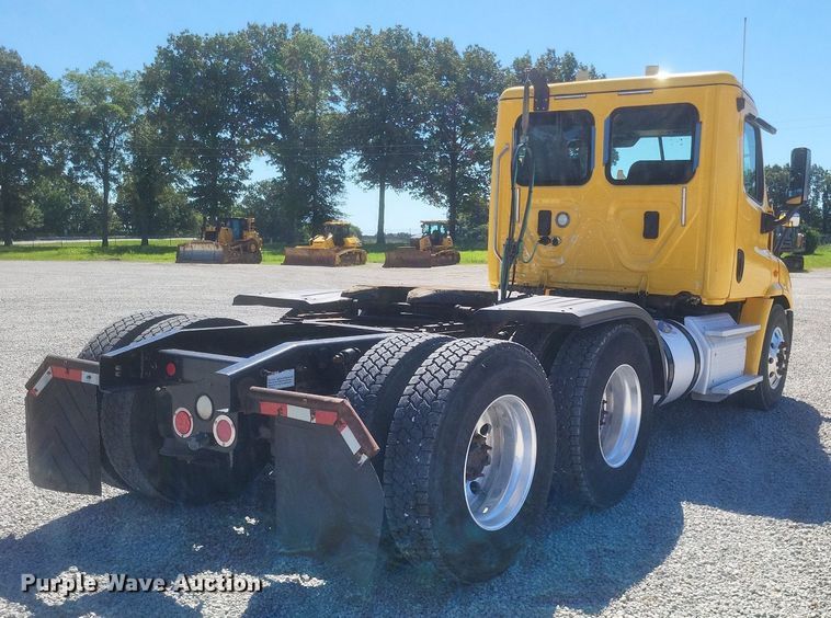 image for item DR4849 2017 Freightliner  Cascadia 113 semi truck