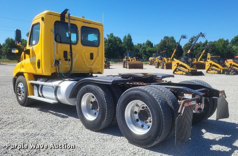 image for item DR4849 2017 Freightliner  Cascadia 113 semi truck