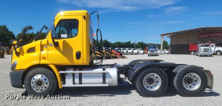 image for item DR4849 2017 Freightliner  Cascadia 113 semi truck