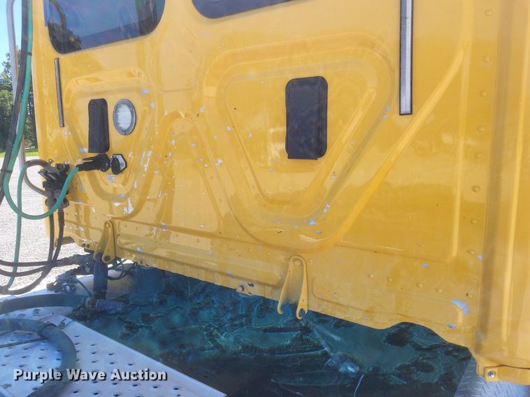 image for item DR4849 2017 Freightliner  Cascadia 113 semi truck