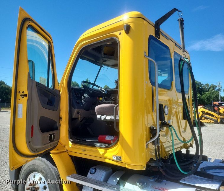 image for item DR4849 2017 Freightliner  Cascadia 113 semi truck