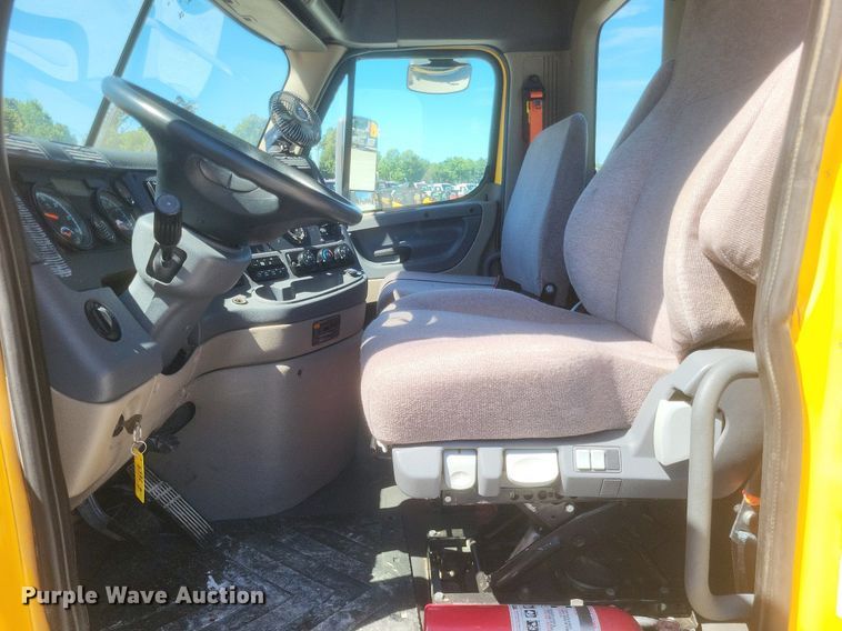 image for item DR4849 2017 Freightliner  Cascadia 113 semi truck