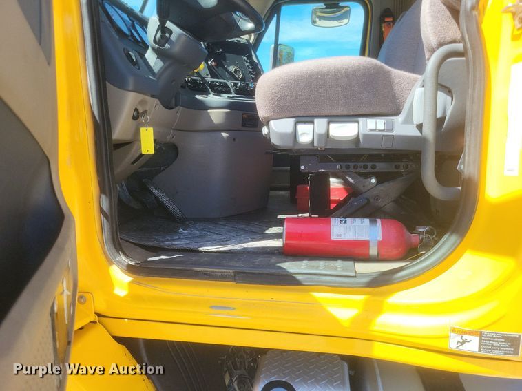 image for item DR4849 2017 Freightliner  Cascadia 113 semi truck