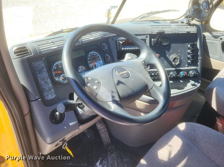 image for item DR4849 2017 Freightliner  Cascadia 113 semi truck