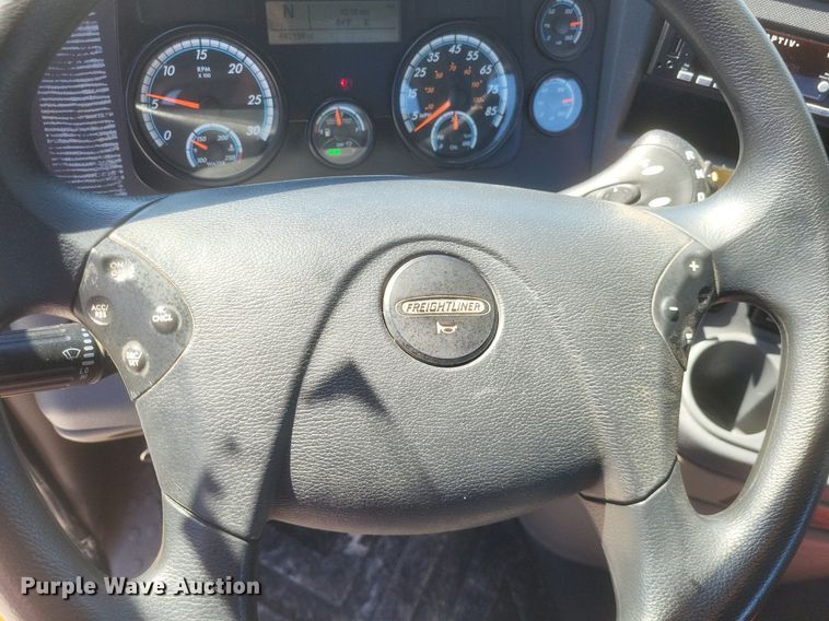 image for item DR4849 2017 Freightliner  Cascadia 113 semi truck