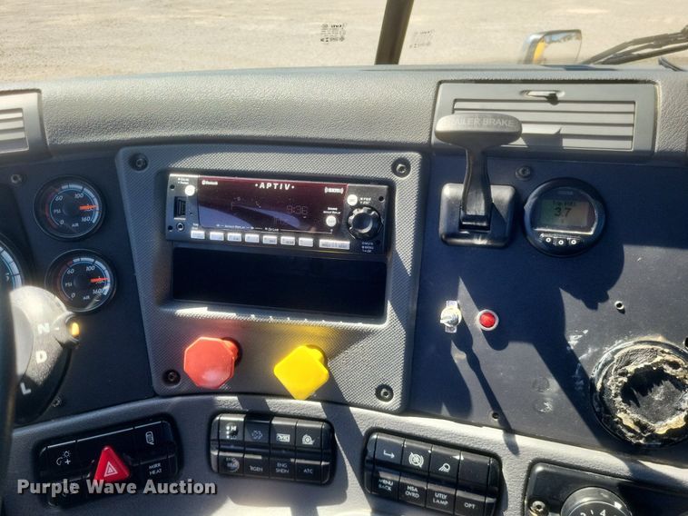 image for item DR4849 2017 Freightliner  Cascadia 113 semi truck