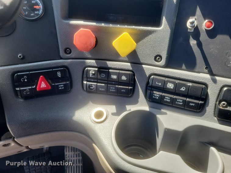 image for item DR4849 2017 Freightliner  Cascadia 113 semi truck