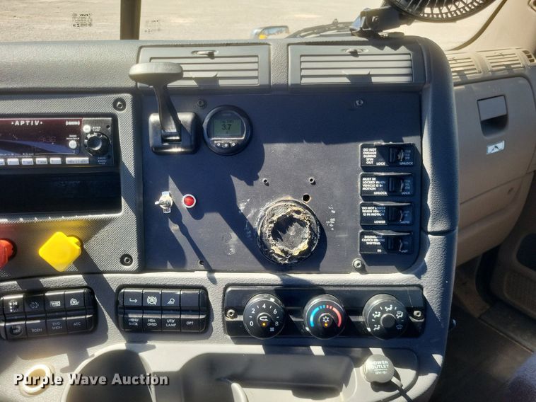 image for item DR4849 2017 Freightliner  Cascadia 113 semi truck