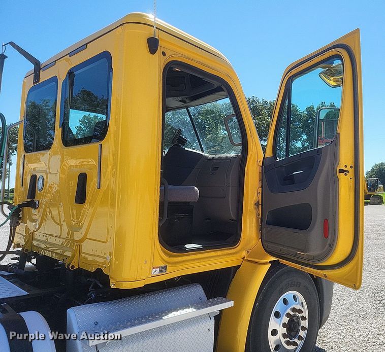 image for item DR4849 2017 Freightliner  Cascadia 113 semi truck