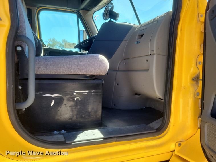 image for item DR4849 2017 Freightliner  Cascadia 113 semi truck