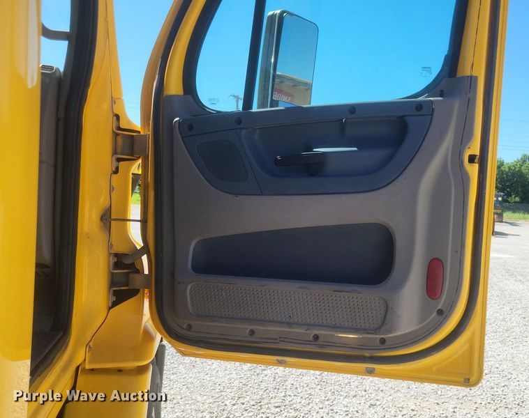 image for item DR4849 2017 Freightliner  Cascadia 113 semi truck