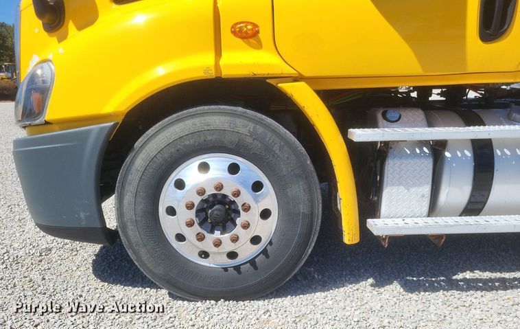 image for item DR4849 2017 Freightliner  Cascadia 113 semi truck