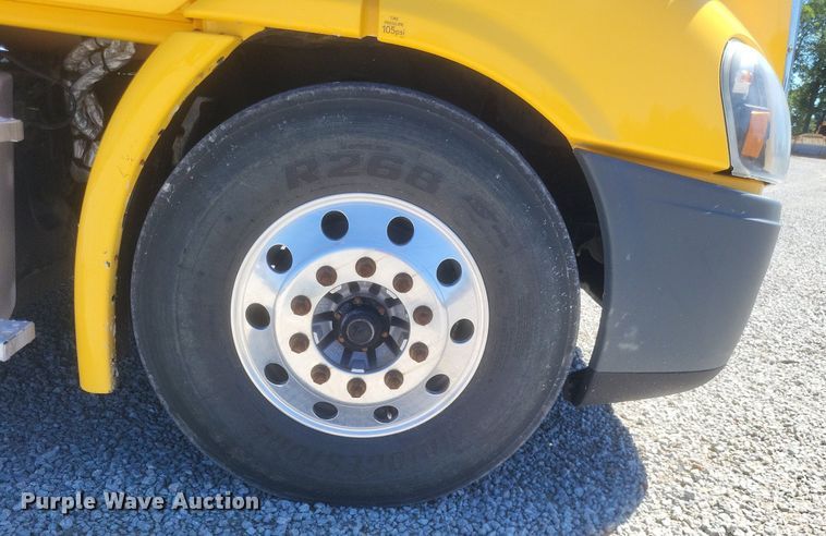 image for item DR4849 2017 Freightliner  Cascadia 113 semi truck