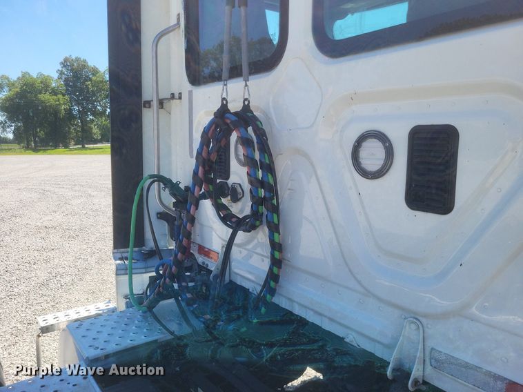 image for item DR4850 2016 Freightliner  Cascadia 125 Evolution  semi truck