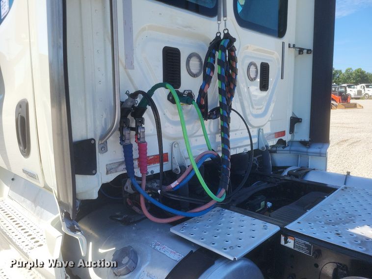 image for item DR4850 2016 Freightliner  Cascadia 125 Evolution  semi truck