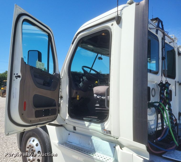 image for item DR4850 2016 Freightliner  Cascadia 125 Evolution  semi truck