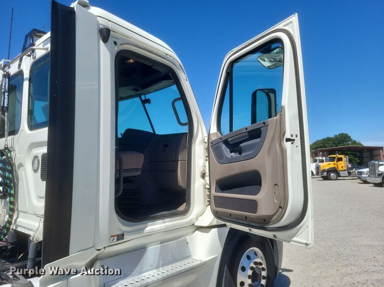 image for item DR4850 2016 Freightliner  Cascadia 125 Evolution  semi truck