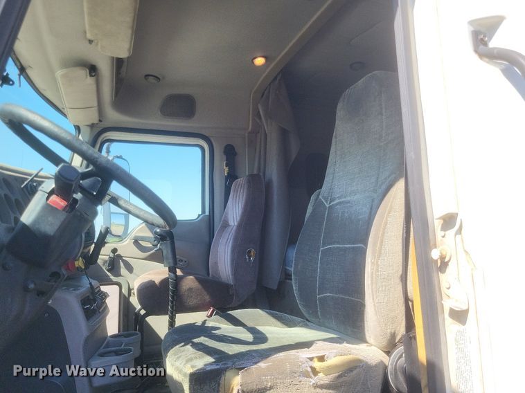 image for item DR4853 2005 Mack CX612 semi truck