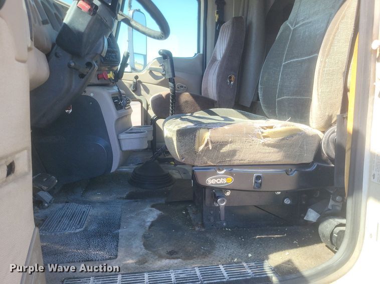 image for item DR4853 2005 Mack CX612 semi truck