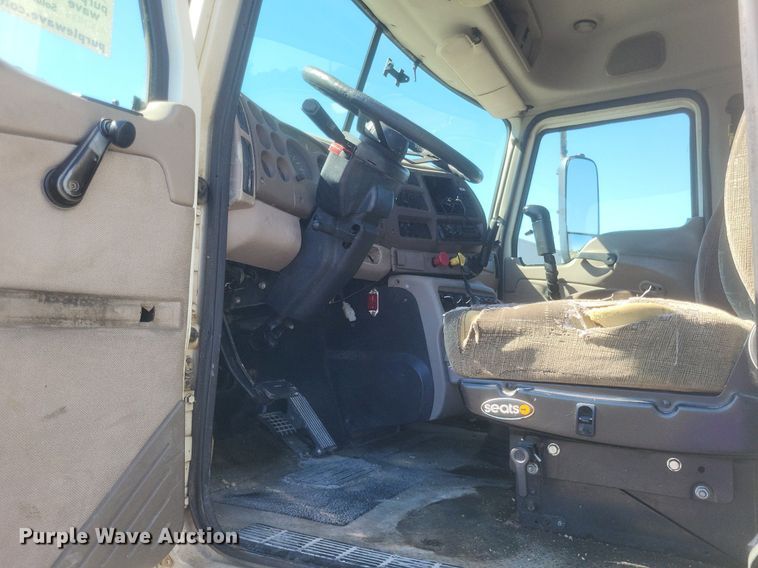 image for item DR4853 2005 Mack CX612 semi truck