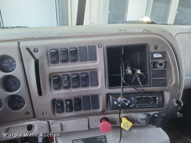 image for item DR4853 2005 Mack CX612 semi truck