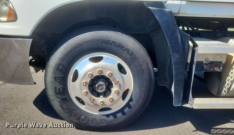 image for item DR4853 2005 Mack CX612 semi truck