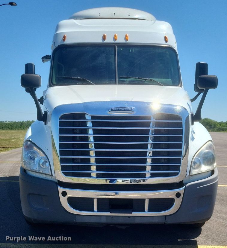 image for item DR4854 2015 Freightliner  Cascadia 125 semi truck