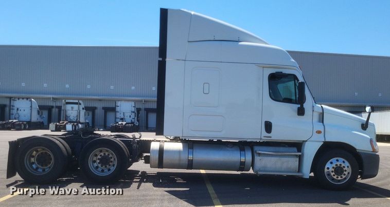 image for item DR4854 2015 Freightliner  Cascadia 125 semi truck