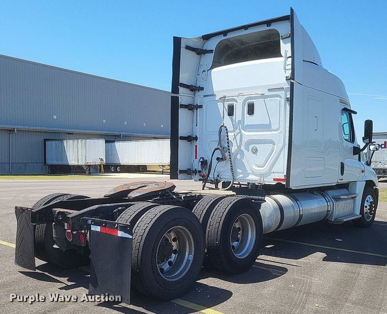 image for item DR4854 2015 Freightliner  Cascadia 125 semi truck