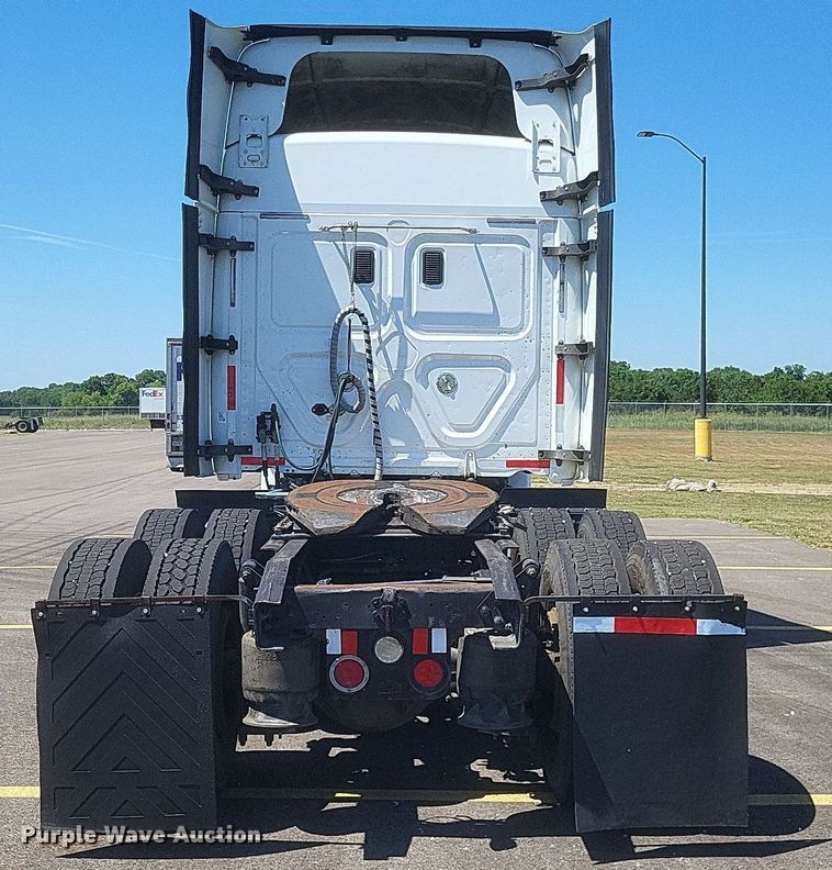 image for item DR4854 2015 Freightliner  Cascadia 125 semi truck