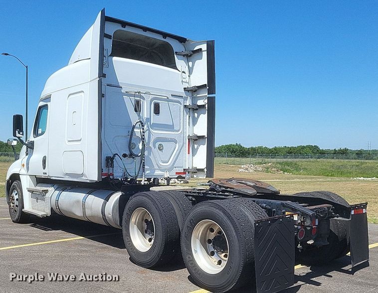 image for item DR4854 2015 Freightliner  Cascadia 125 semi truck
