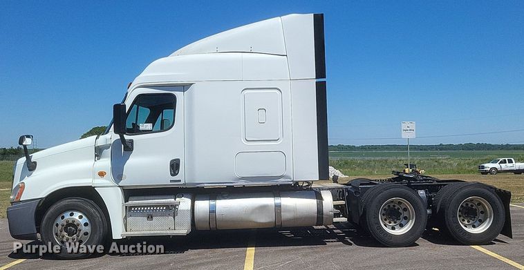 image for item DR4854 2015 Freightliner  Cascadia 125 semi truck