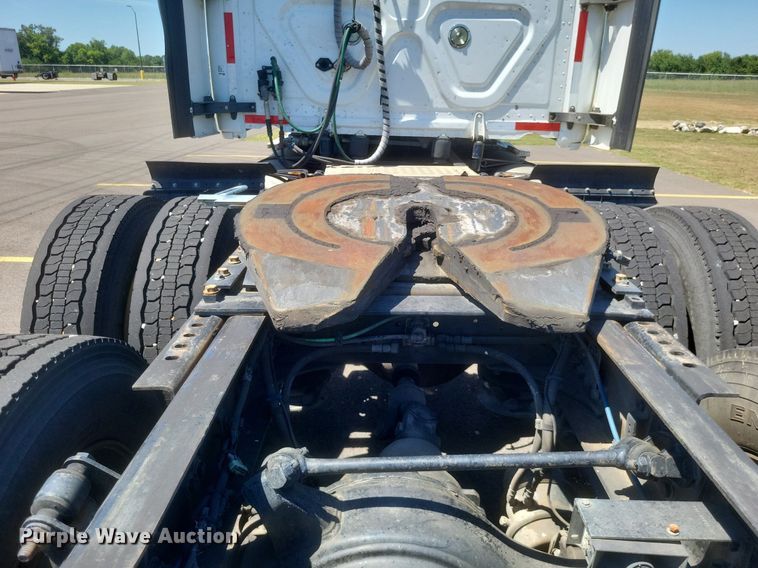 image for item DR4854 2015 Freightliner  Cascadia 125 semi truck