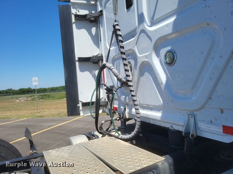 image for item DR4854 2015 Freightliner  Cascadia 125 semi truck