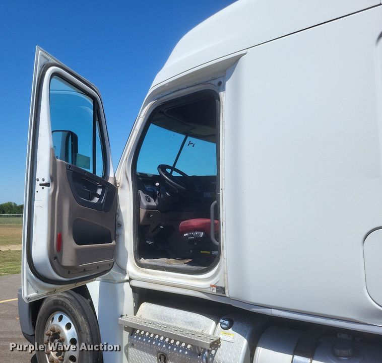 image for item DR4854 2015 Freightliner  Cascadia 125 semi truck