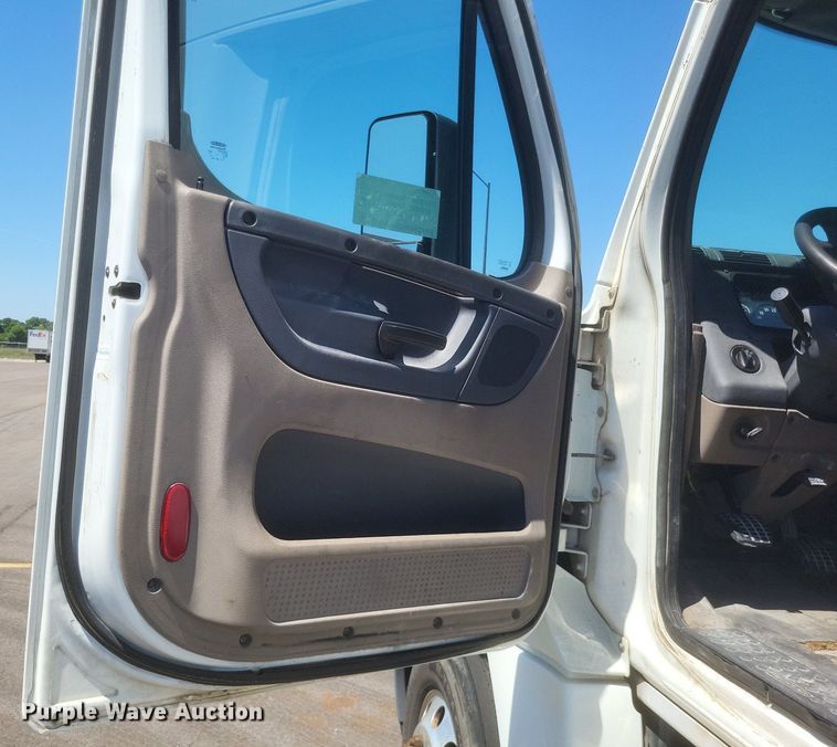 image for item DR4854 2015 Freightliner  Cascadia 125 semi truck