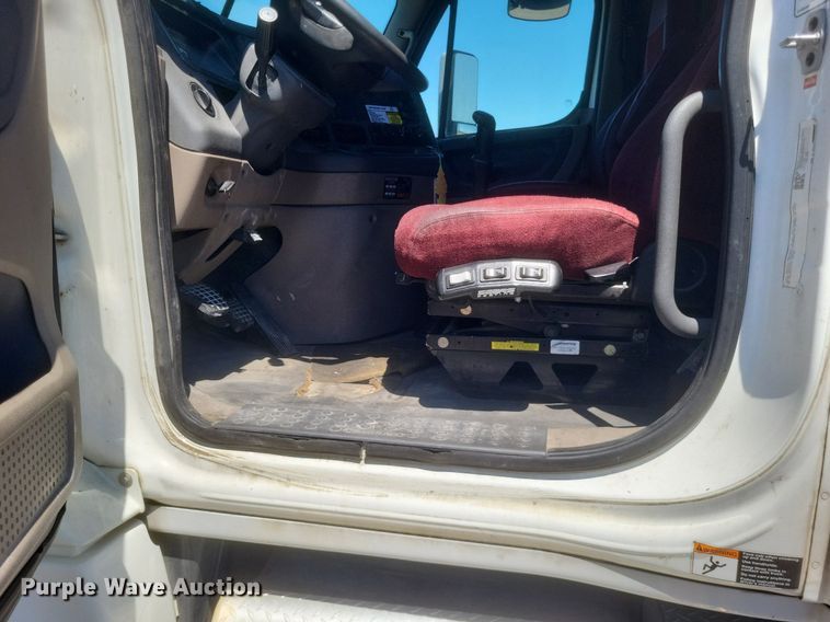 image for item DR4854 2015 Freightliner  Cascadia 125 semi truck