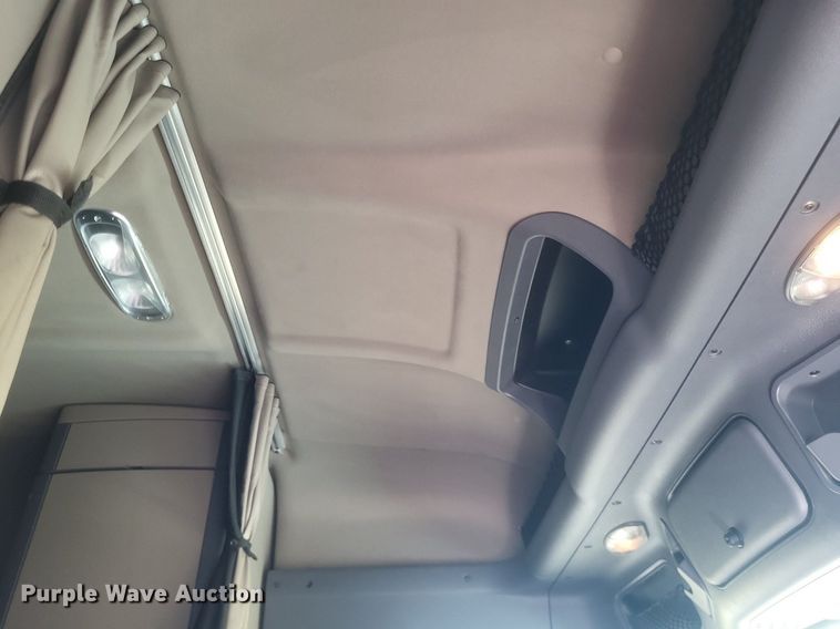 image for item DR4854 2015 Freightliner  Cascadia 125 semi truck