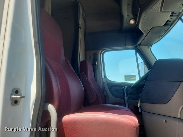 image for item DR4854 2015 Freightliner  Cascadia 125 semi truck