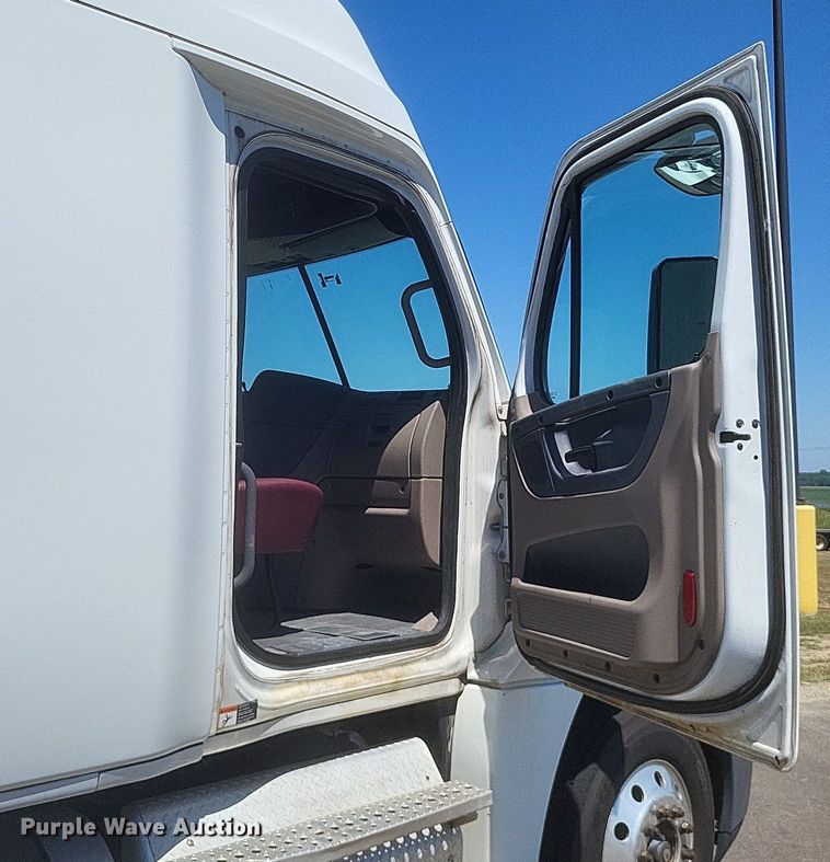 image for item DR4854 2015 Freightliner  Cascadia 125 semi truck