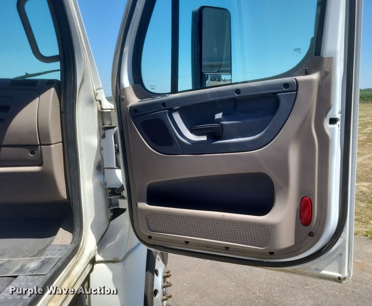 image for item DR4854 2015 Freightliner  Cascadia 125 semi truck