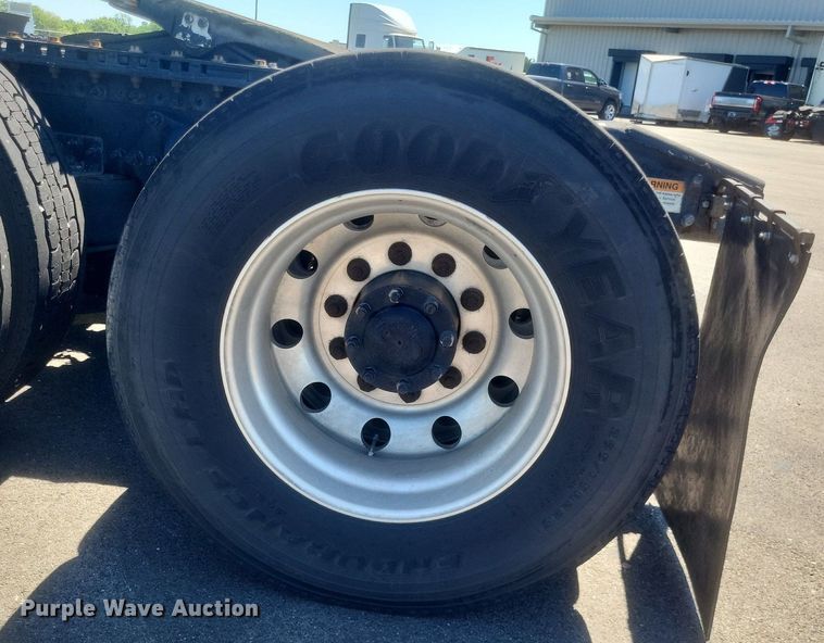 image for item DR4854 2015 Freightliner  Cascadia 125 semi truck