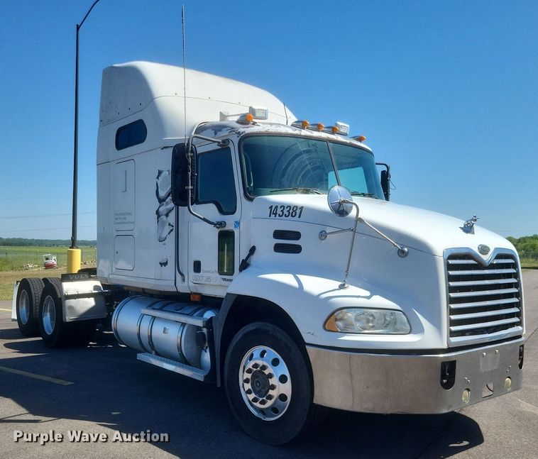 image for item DR4855 2006 Mack CXN613 semi truck