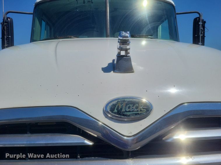 image for item DR4855 2006 Mack CXN613 semi truck