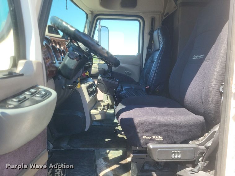 image for item DR4855 2006 Mack CXN613 semi truck