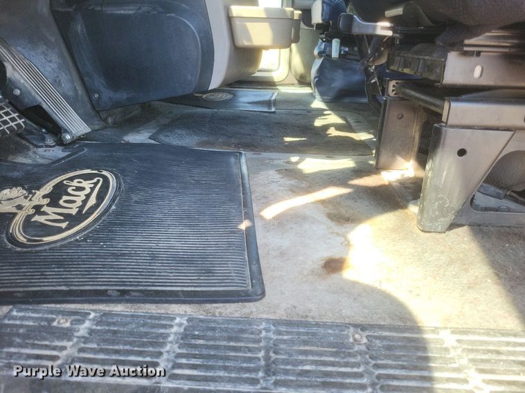 image for item DR4855 2006 Mack CXN613 semi truck