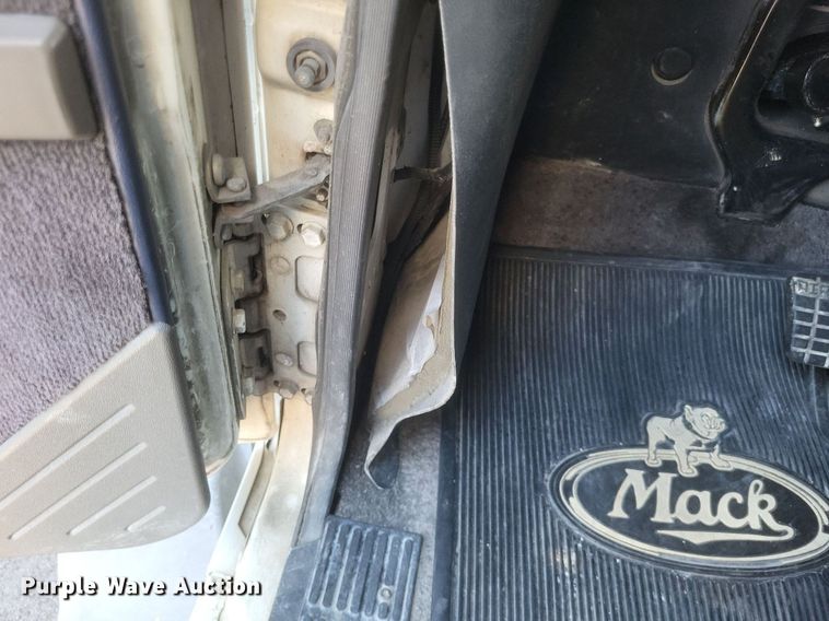 image for item DR4855 2006 Mack CXN613 semi truck