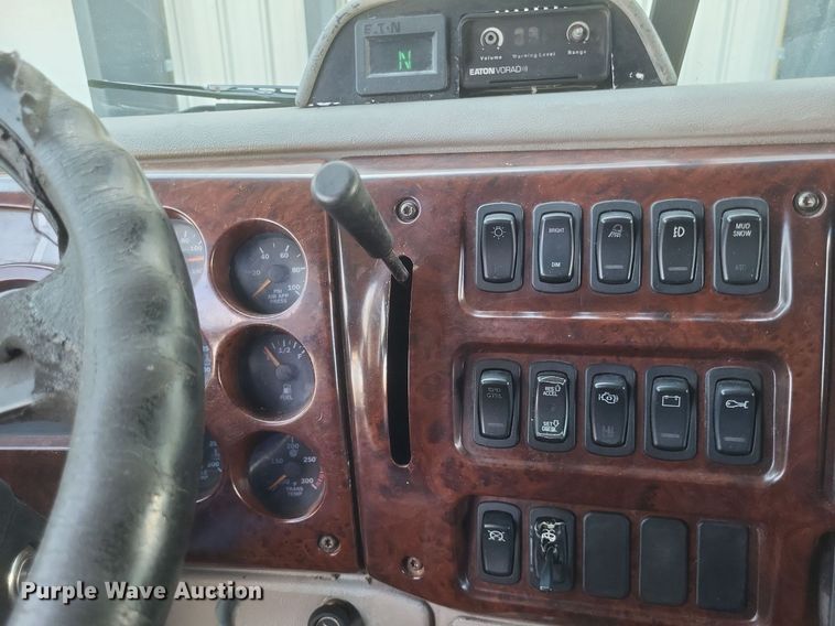 image for item DR4855 2006 Mack CXN613 semi truck