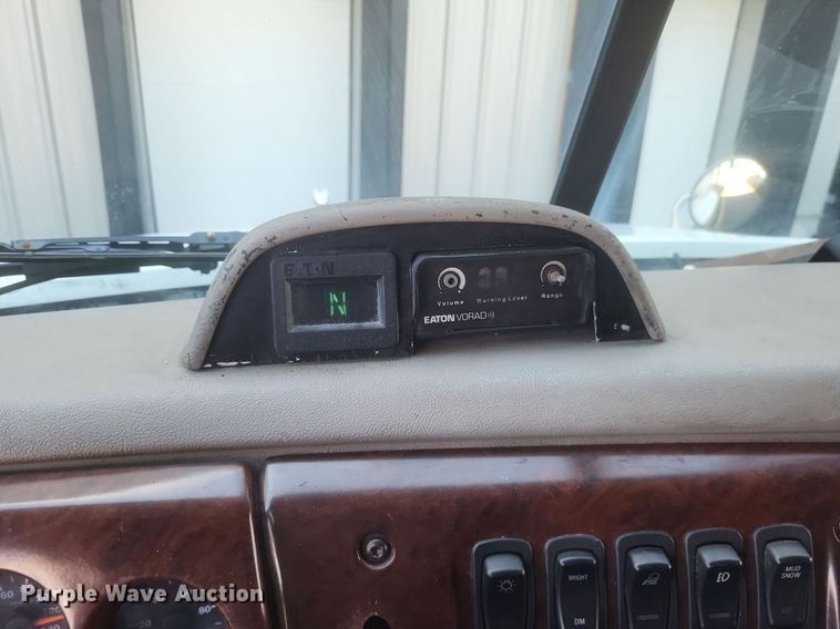 image for item DR4855 2006 Mack CXN613 semi truck